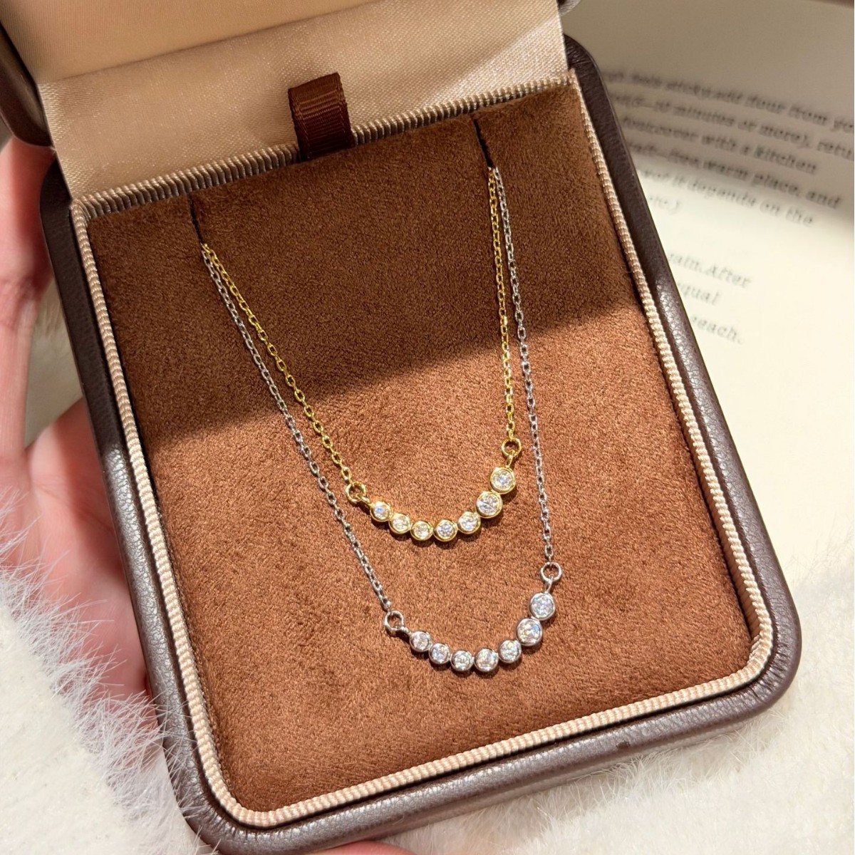 Kalung Liontin Senyum Moissani - Bezels Set Pendant ulasan dan harga