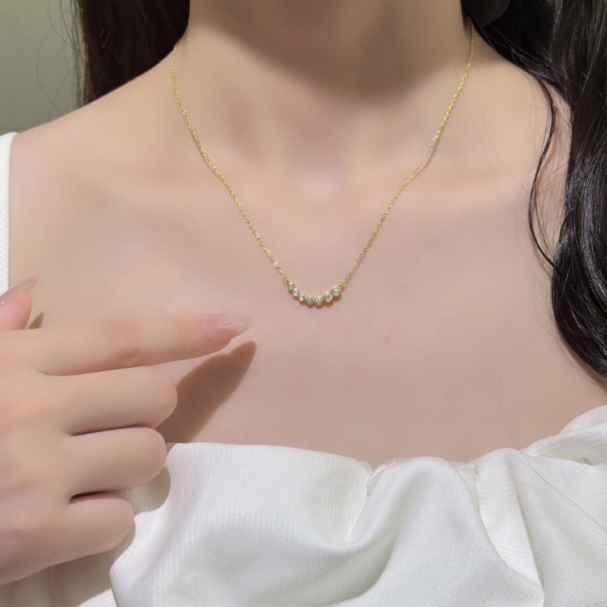 Kalung Liontin Senyum Moissani - Bezels Set Pendant ulasan dan harga